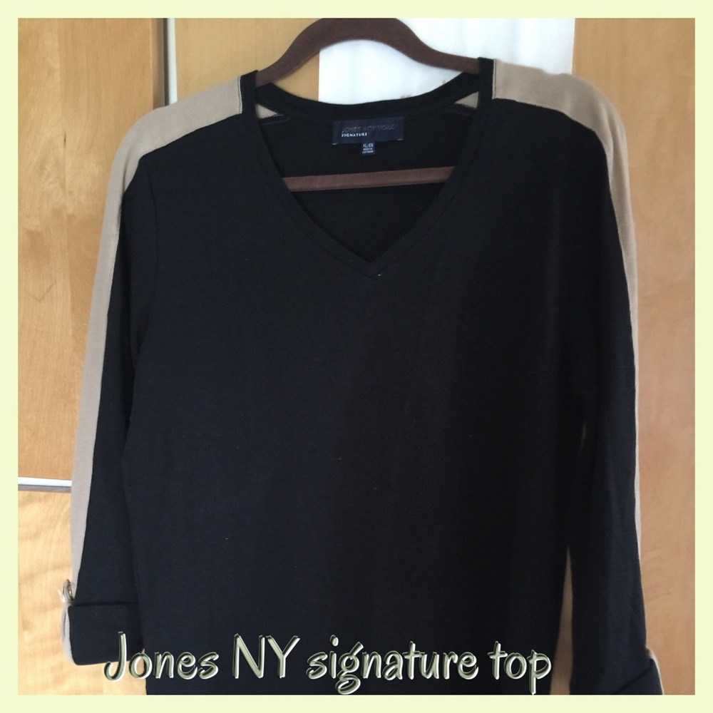 Jones New York Black V‑Neck Top with Beige Shoulder Stripes